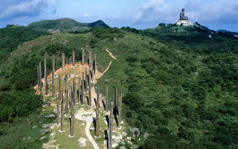รีวิว กระเช้านองปิง ฮ่องกง ชมวิว 360 องศา ไหว้พระเสริมดวง 9 เสาไม้ปัญญาจงซิน หรือเส้นทางแห่งปัญญา เป็นกลุ่มเสาไม้ขนาดใหญ่ 38 ต้น เรียงเป็นรูปเครื่องหมายอนันต์ เสาแต่ละต้นมีการแกะสลักบทสวดมนต์ปรัชญาปารมิตาหฤทัยสูตร