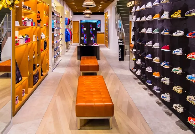 5 พิกัด ชินไซบาชิ แหล่งช้อปปิ้งโอซาก้าสุดฮิต 8 ภายในร้าน Onitsuka Tiger ขนาดใหญ่