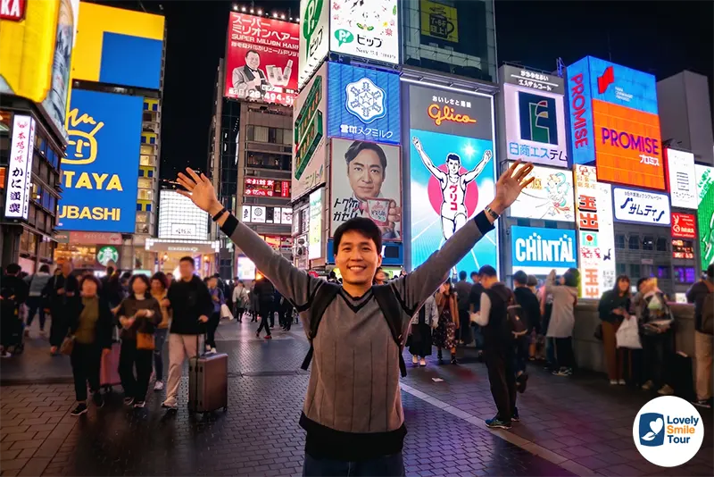 คุณเก้ ผู้จัดการ lovely smile tour พาลูกค้าทัวร์ญี่ปุ่น โอซากา้า ไปโพสท่ากับป้ายกูลิโกะที่โดทงโบริ