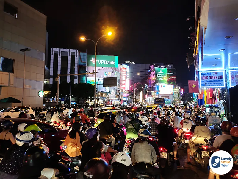 ทัวร์เวียดนามใต้ โฮมิจินห์ ชมบรรยากาศแสงสียามค่ำคืน