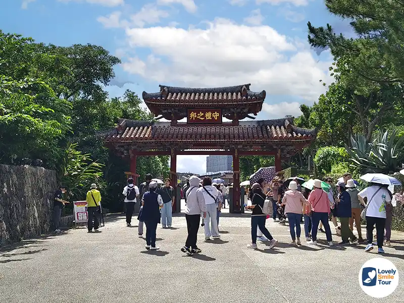 แนะนำ 7 ที่เที่ยวโอกินาว่า เมืองทะเลสวยธรรมชาติจึ้งแห่งญี่ปุ่น 9 จุดถ่ายรูปที่ประตูโชเรมอน ปราสาทชูริ