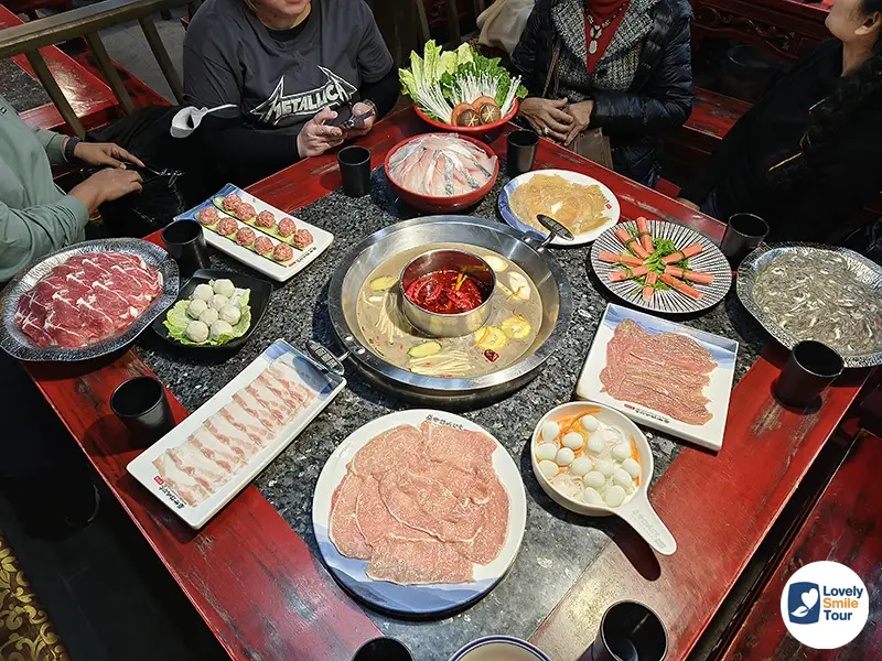 เมนูพิเศษ บุฟเฟ่ต์หม่าล่าที่เฉิงตู พร้อมชมการแสดงเปลี่ยนหน้ากาก ที่ lovely smile tour จัดให้