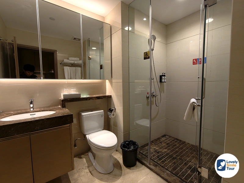 ตัวอย่างห้องน้ำที่โรงแรม Boruiwan Hotel จูไห่ ระดับ 4 ดาว ห้องน้ำสะอาด ของใช้ครบครัน