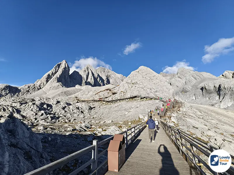 รีวิว ภูเขาหิมะมังกรหยก Jade Dragon Snow Mountain สถานที่ท่องเที่ยว 5A เมืองลี่เจียง 8
ทางเดินขึ้นยอดเขาที่ระดับ 4,680 เมตร