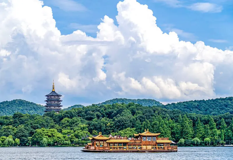 ภาพทิวทัศน์ธรรมชาติของทะเลสาบซีหู สถานที่ท่องเที่ยวทางประวัติศาสตร์ชื่อดังในเมืองหางโจว ประเทศจีน