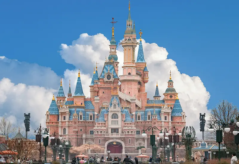 ปราสาท Enchanted Storybook Castle ใน Shanghai Disneyland ปราสาทเทพนิยายขนาดใหญ่ตั้งเด่นอยู่กลางสวนสนุกท่ามกลางฟ้าสดใส