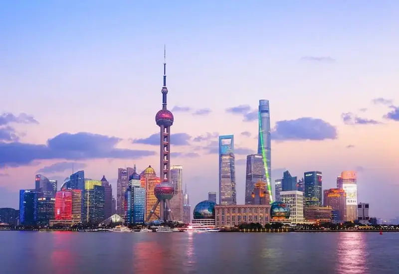 ภาพมุมกว้างของ the bund เต็มไปอาคารสถาปัตยกรรมยุโรปคลาสสิกตั้งเรียงรายตามแนวโค้งของแม่น้ำหวงผู่ เซี่ยงไฮ้