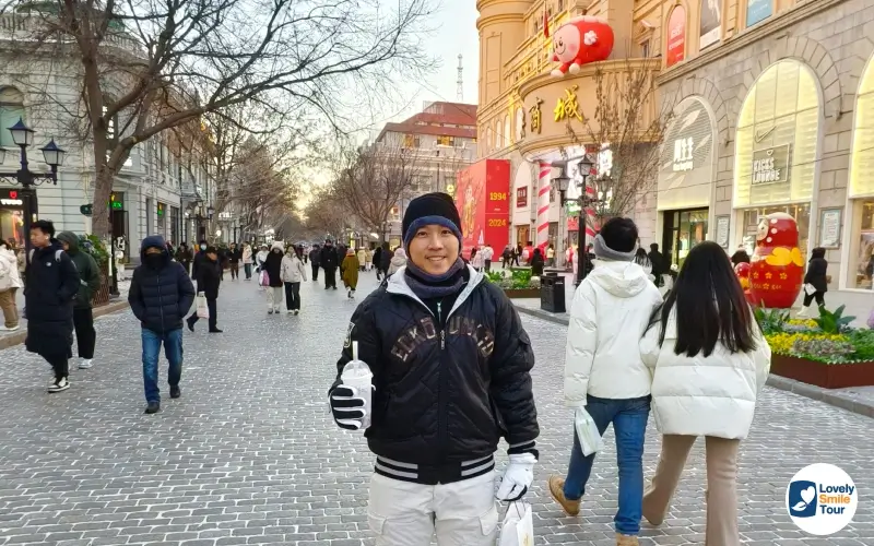 ถนนคนเดินจงหยางเต็มไปด้วยผู้คนมากมาย