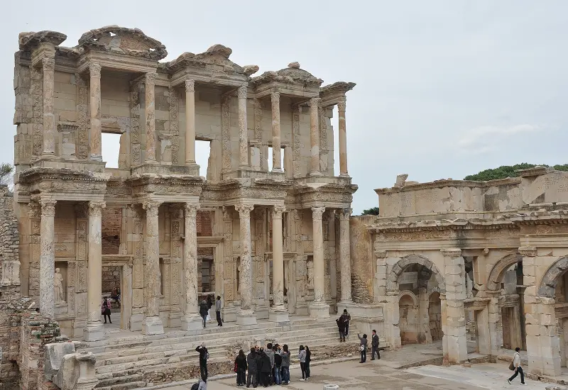 ทิวทัศน์หอสมุดเซลซุส และเสาหินโบราณในเมืองโบราณเอเฟซุส