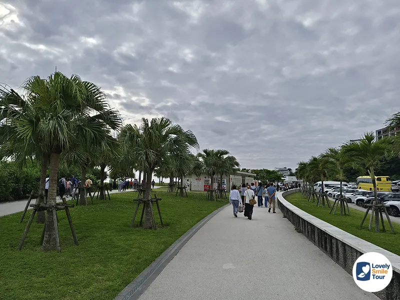 รีวิว Umikaji Terrace Senagajima ที่เที่ยวโอกินาว่าชิลๆ ริมทะเล 4 มีการจัดสวนบริเวณทางเข้าอุมิคะจิ เทอเรส เซะนากาจิมะ