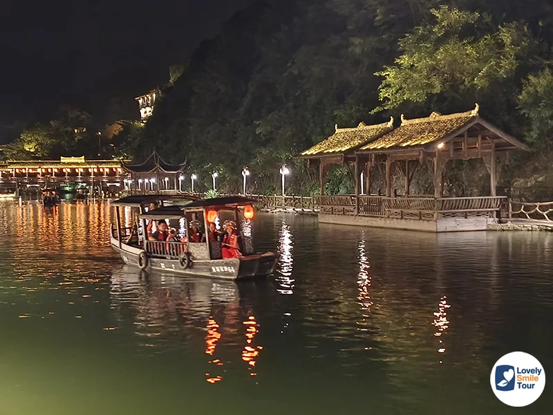 ล่องเรือที่หมู่บ้านโบราณวูเจียงจ้าย