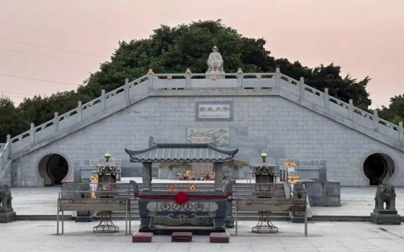 สุสานพระเจ้าตากสินมหาราชที่เมืองซัวเถา