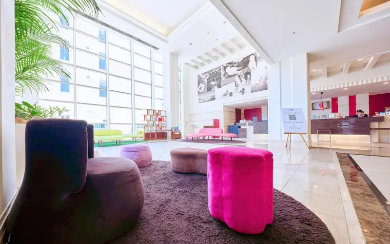 10 ที่พักโอกินาว่า ใกล้สถานีรถไฟ อัปเดตล่าสุด 21 ล็อบบี้โรงแรม Mercure Okinawa Naha