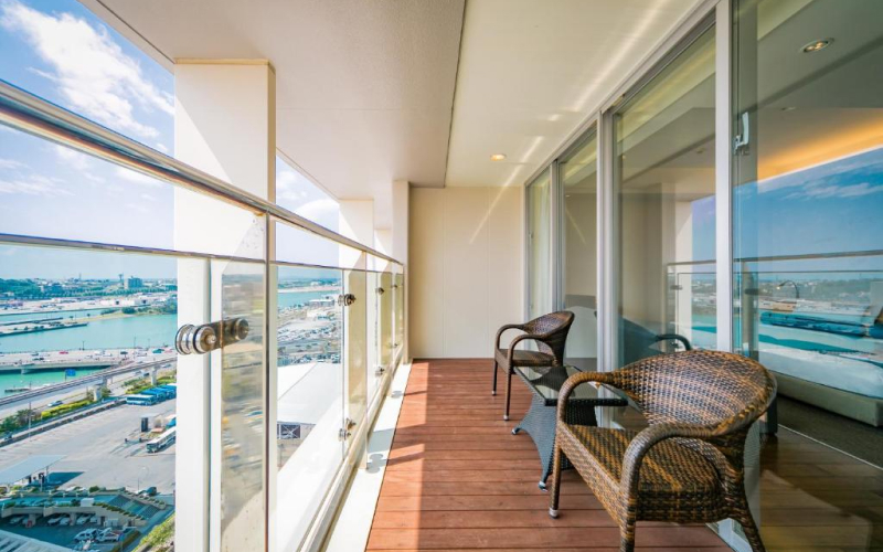 10 ที่พักโอกินาว่า ใกล้สถานีรถไฟ อัปเดตล่าสุด 31 ระเบียงห้อง โรงแรม Naha Tokyu REI Hotel