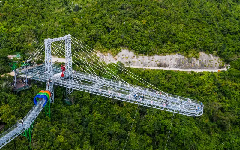 สะพานกระจกที่อุทยานป่าฝนเขตร้อน Yanoda