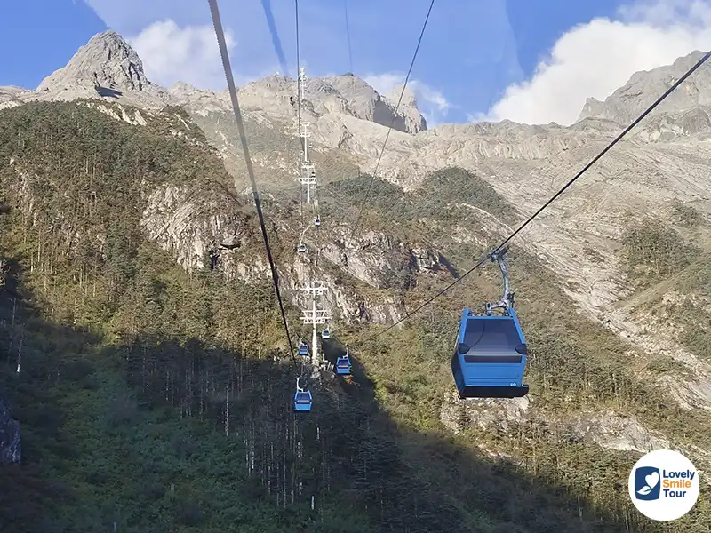 รีวิว ภูเขาหิมะมังกรหยก Jade Dragon Snow Mountain สถานที่ท่องเที่ยว 5A เมืองลี่เจียง 5 นั่งกระเช้่าใหญ่ Glacier Park Cableway ขึ้นสู่จุดชมวิวสูงสุดภูเขาหิมะมังกรหยก