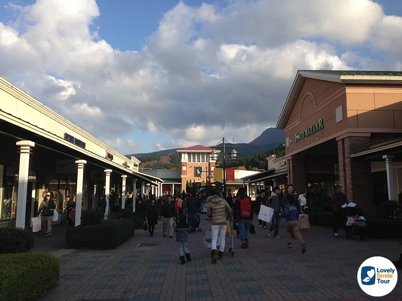 รีวิว Gotemba Premium Outlets โกเท็มบะ พรีเมี่ยม เอาท์เล็ท แหล่งช้อปปิ้งญี่ปุ่นใกล้ฟูจิ 10 ร้านอาหาร ร้านค้าในฝั่งตะวันออก