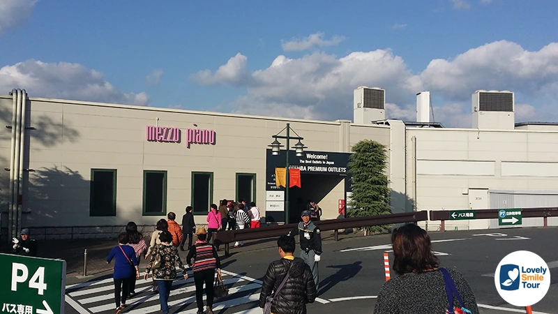 รีวิว Gotemba Premium Outlets โกเท็มบะ พรีเมี่ยม เอาท์เล็ท แหล่งช้อปปิ้งญี่ปุ่นใกล้ฟูจิ 3 บริเวณทางเข้า Gotemba Premium Outlets