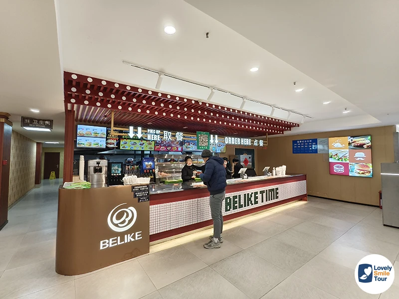 ซื้อเบอร์เกอร์ที่ร้าน BELIKE ที่จิ่วจ้ายโกว