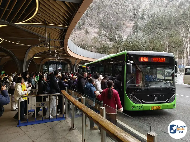 รีวิว จิ่วจ้ายโกว Jiuzhaigou ที่เที่ยวมรดกโลกที่ต้องไปสักครั้ง 14 รอขึ้นรถเวียนของอุทยานจิ่วจ้ายโกว