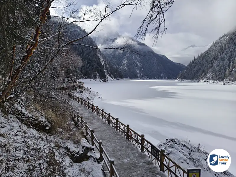 รีวิว จิ่วจ้ายโกว Jiuzhaigou ที่เที่ยวมรดกโลกที่ต้องไปสักครั้ง 3 ทัวร์จีนพาเที่ยวทะเลสาบยาว จิ่วจ้ายโกว