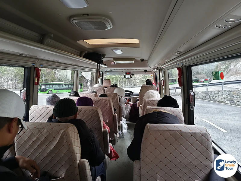 รีวิว จิ่วจ้ายโกว Jiuzhaigou ที่เที่ยวมรดกโลกที่ต้องไปสักครั้ง 16 ภายในรถเหมาส่วนตัวขนาด 20 ที่นั่ง