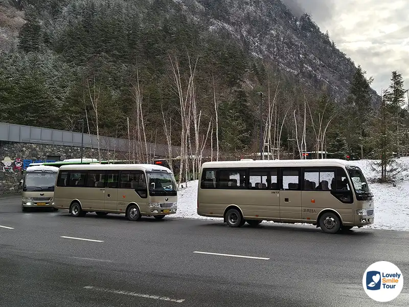 รีวิว จิ่วจ้ายโกว Jiuzhaigou ที่เที่ยวมรดกโลกที่ต้องไปสักครั้ง 15 รถเหมาส่วนตัวขนาด 20 ที่นั่ง สำหรับเที่ยวจิ่วจ้ายโกว