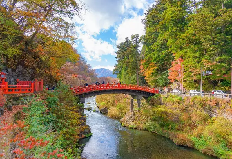 สะพานชินเคียวสีแดงในช่วงฤดูใบไม้เปลี่ยนสี ทัวร์นิกโก้