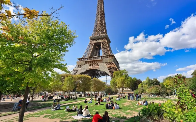 รีวิว หอไอเฟล (Eiffel Tower) จุดแลนด์มาร์กอันดับหนึ่งของฝรั่งเศส 9 บรรยากาศของสวนสาธารณะข้างหน้าหอไอเฟล