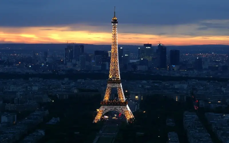 รีวิว หอไอเฟล (Eiffel Tower) จุดแลนด์มาร์กอันดับหนึ่งของฝรั่งเศส 5 หอไอเฟลยามค่ำคืน