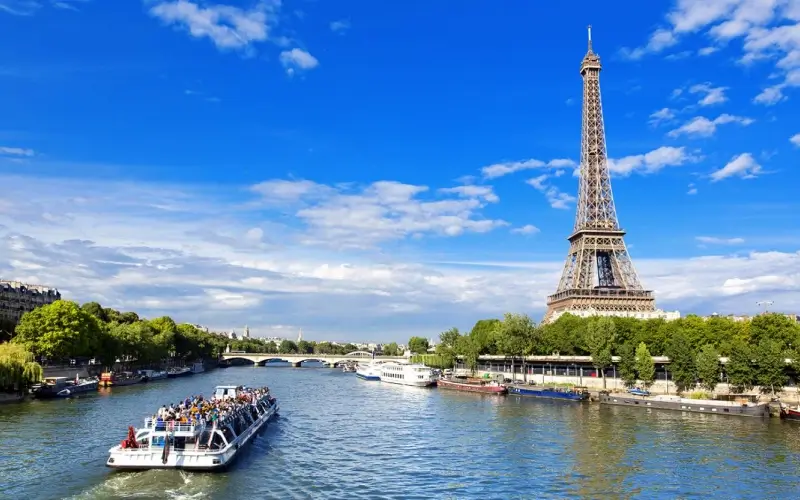 รีวิว หอไอเฟล (Eiffel Tower) จุดแลนด์มาร์กอันดับหนึ่งของฝรั่งเศส 8 ล่องเรือชมแม่น้ำและหอไอเฟล