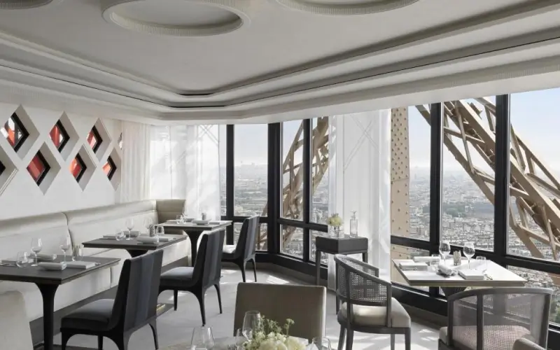 รีวิว หอไอเฟล (Eiffel Tower) จุดแลนด์มาร์กอันดับหนึ่งของฝรั่งเศส 6 ร้าน Le Jules Verne