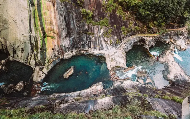 ลำธารที่ไหลคดเคี้ยวภายในหุบเขาวั้งเชียนกู่