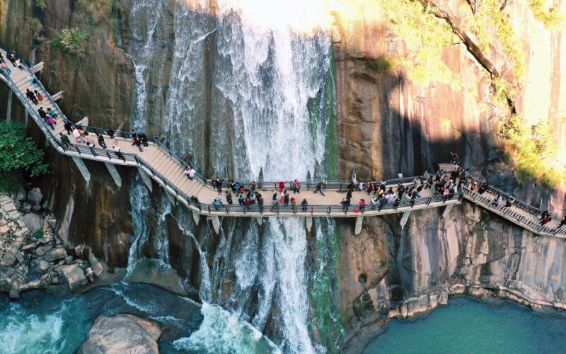 สะพานไม้ที่น้ำตกหลงเฟิง