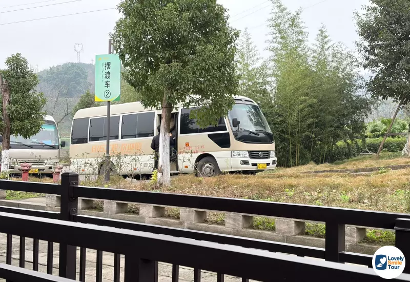 รีวิวทัวร์ฉงชิ่ง อู่หลง ฝูหลิง ต้าจู๋ 6 วัน 4 คืน 43 นั่งรถมินิบัสไปยังปากอุโมงค์