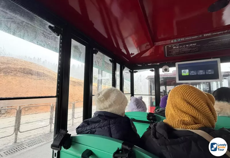 รีวิวทัวร์ฉงชิ่ง อู่หลง ฝูหลิง ต้าจู๋ 6 วัน 4 คืน 10 ภายในของรถราง