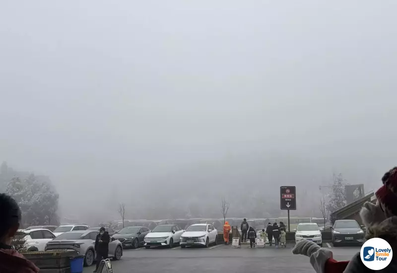 รีวิวทัวร์ฉงชิ่ง อู่หลง ฝูหลิง ต้าจู๋ 6 วัน 4 คืน 8 อาคารกลางของอุทยาน หมอกหนามาก