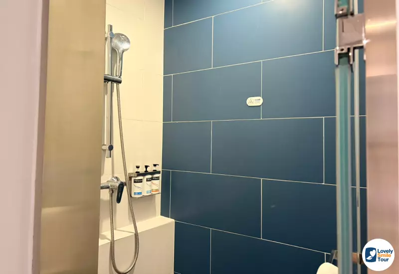 รีวิวทัวร์ฉงชิ่ง อู่หลง ฝูหลิง ต้าจู๋ 6 วัน 4 คืน 4 ห้องอาบน้ำของโรงแรม HolidayInn Express