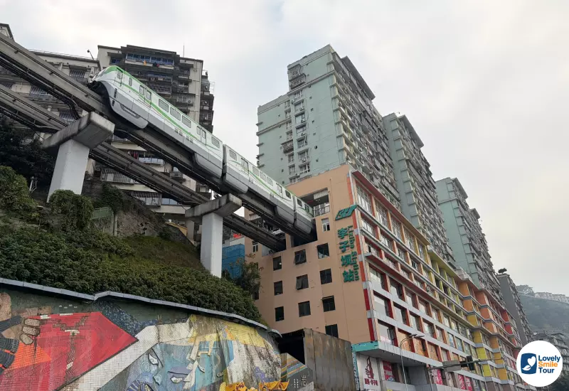 รีวิวทัวร์ฉงชิ่ง อู่หลง ฝูหลิง ต้าจู๋ 6 วัน 4 คืน 79 รถไฟทะลุตึก