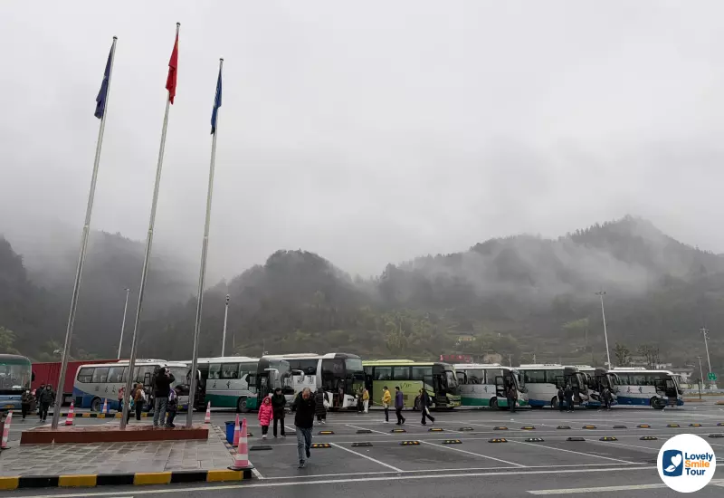 รีวิวทัวร์ฉงชิ่ง อู่หลง ฝูหลิง ต้าจู๋ 6 วัน 4 คืน 6 จุดแวะพักเข้าห้องน้ำ วิวภูเขามีหมอกหนา