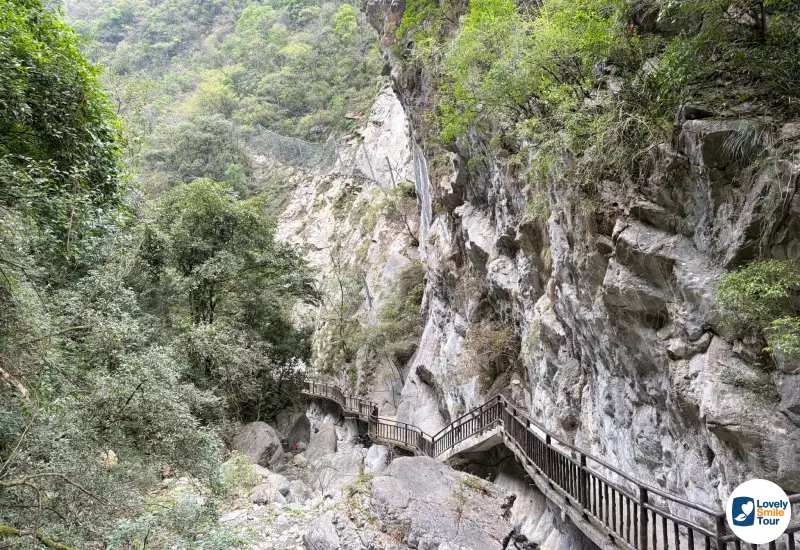 รีวิวทัวร์ฉงชิ่ง อู่หลง ฝูหลิง ต้าจู๋ 6 วัน 4 คืน 57 ทางเดินเลียบหุบเขา