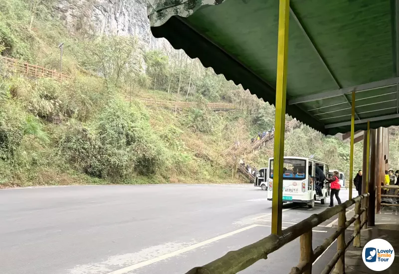 รีวิวทัวร์ฉงชิ่ง อู่หลง ฝูหลิง ต้าจู๋ 6 วัน 4 คืน 37 รอขึ้นรถกอล์ฟขึ้นไปด้านบน