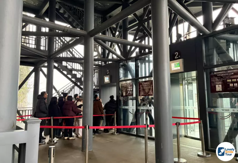 รีวิวทัวร์ฉงชิ่ง อู่หลง ฝูหลิง ต้าจู๋ 6 วัน 4 คืน 23 ลิฟต์แก้วลงไปด้านล่าง