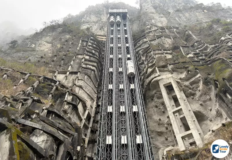 รีวิวทัวร์ฉงชิ่ง อู่หลง ฝูหลิง ต้าจู๋ 6 วัน 4 คืน 24 วิวลิฟต์แก้วจากด้านล่าง สูงมาก