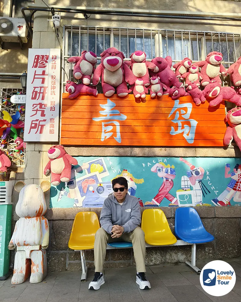 คุณเก้ ผู้จัดการทั่วไป lovely smile tour พาถ่ายรูปกับสตรีทอาร์ทน่ารักๆ