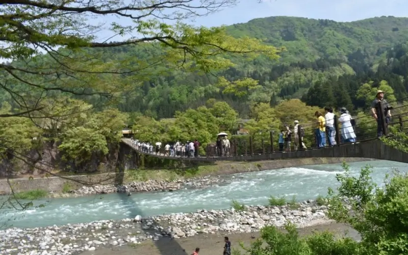 รีวิว Shirakawa-go หมู่บ้านมรดกโลกกลางหุบเขา เสน่ห์ญี่ปุ่นดั้งเดิมที่ต้องไปสักครั้ง 6 สะพานแขวนเดไอบาชิ