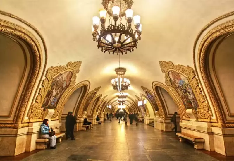 10 ที่เที่ยวรัสเซีย สวยอลังการ ต้องไปเยือนสักครั้งในชีวิต 9 การตกแต่งสไตล์พระราชวังภายในสถานีรถไฟใต้ดินมอสโก