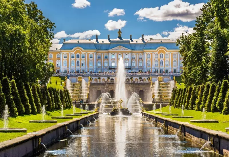 10 ที่เที่ยวรัสเซีย สวยอลังการ ต้องไปเยือนสักครั้งในชีวิต 6 พระราชวังปีเตอร์ฮอฟ หรือแวร์ซายแห่งรัสเซีย เมืองเซนต์ปีเตอร์สเบิร์ก