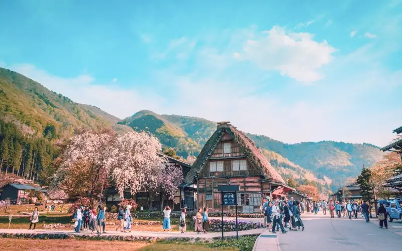 รีวิว Shirakawa-go หมู่บ้านมรดกโลกกลางหุบเขา เสน่ห์ญี่ปุ่นดั้งเดิมที่ต้องไปสักครั้ง 9 วิวของหมู่บ้านชิราคาวาโกะในช่วงฤดูใบไม้ผลิ