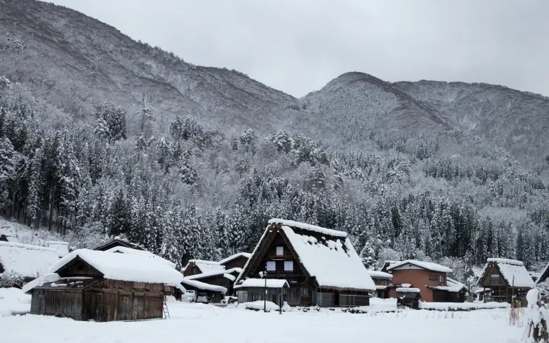 รีวิว Shirakawa-go หมู่บ้านมรดกโลกกลางหุบเขา เสน่ห์ญี่ปุ่นดั้งเดิมที่ต้องไปสักครั้ง 8 วิวของหมู่บ้านชิราคาวาโกะในช่วงฤดูหนาว
